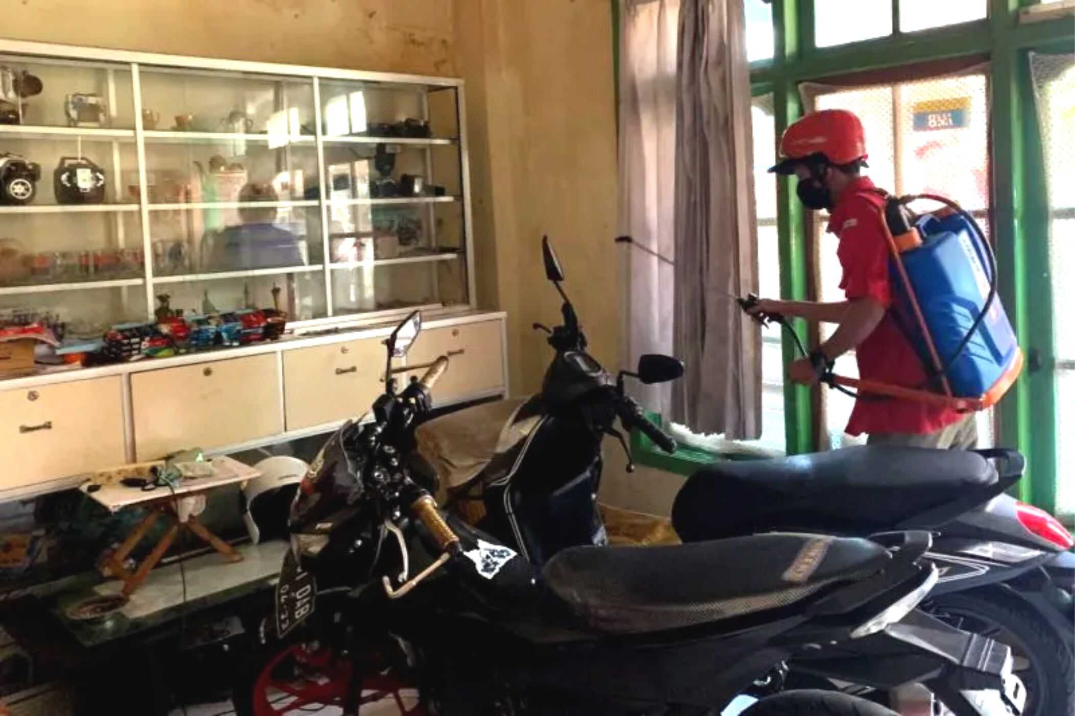 Petugas Semprot Disinfektan Rumah Warga yang Terdampak Banjir di Garut
